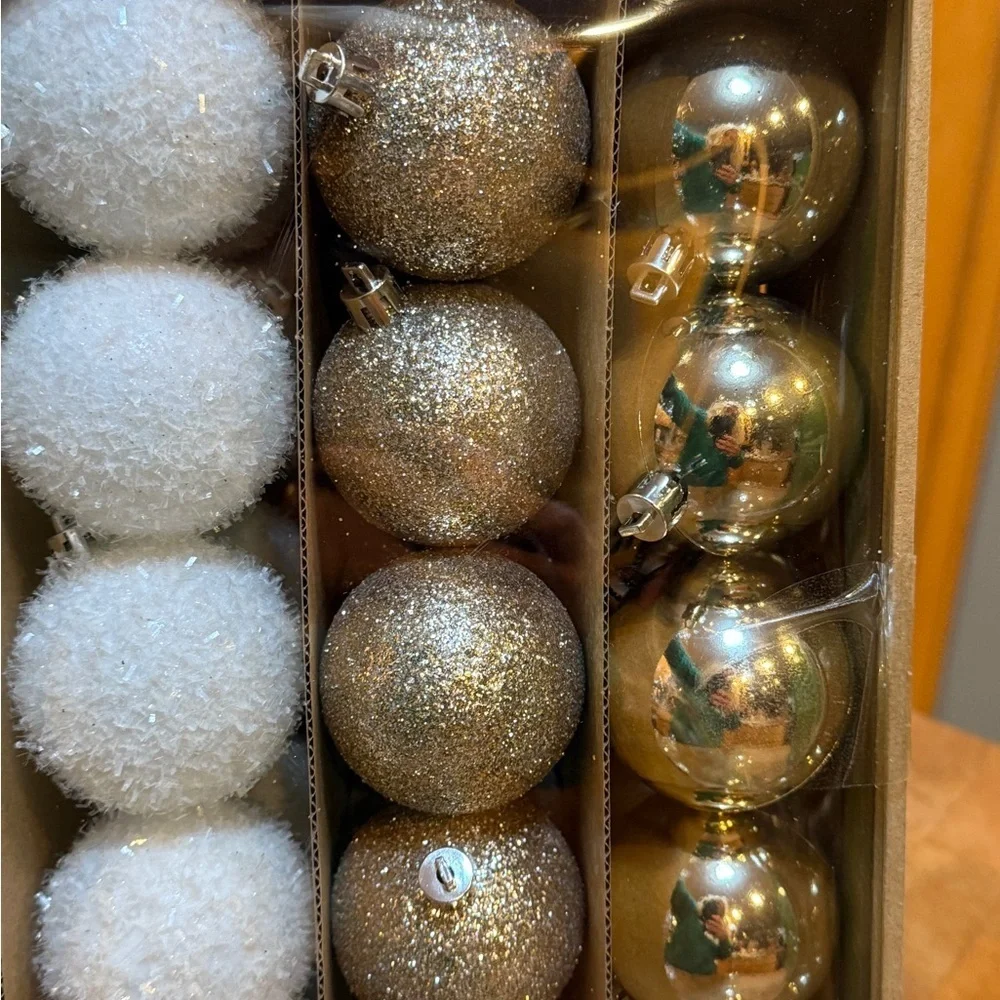 Shatterproof Christmas Ornament Set and LED Starburst Tree Topper Gold & Silver - Picture 11 of 13